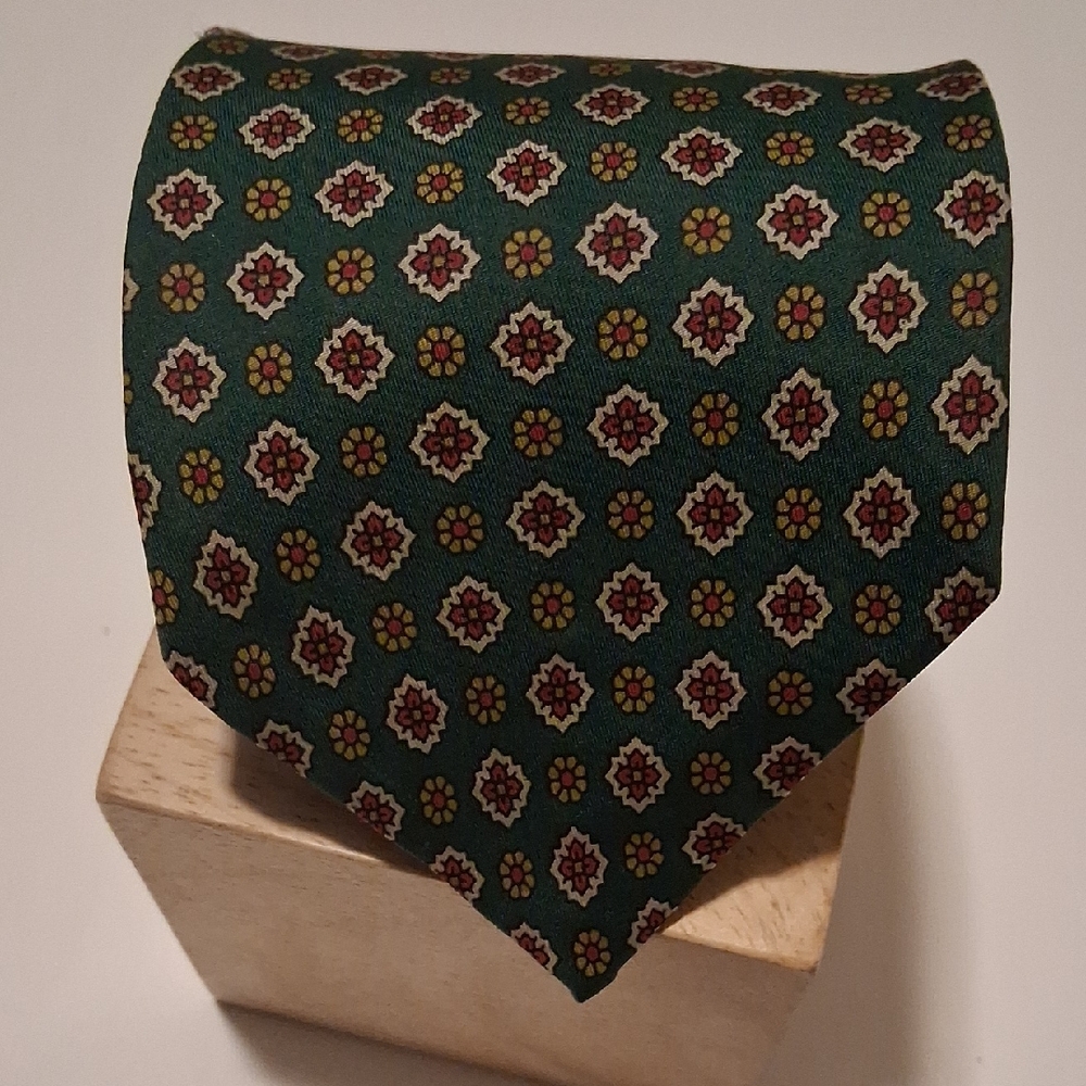 Andrew Scott Elegant Floral Patterned Men's 100% Silk Tie.